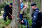 Policie musela z lesa vyvést nejméně dva lidi, kteří se ke stromům opakovaně připoutali řetězy.