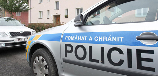 Policejní vůz v Hlubčické ulici v Krnově, kde byla v jednom z domů nalezena mrtvá dívka.