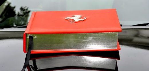 Encyklopedie o značce Ferrari se díky svému vzhledu a ceně stala nejluxusnější knihou na světě.