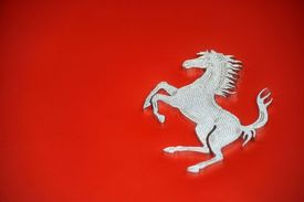 Tradiční symbol značky Ferrari z třicetikarátových diamantů na typicky červeném podkladě.