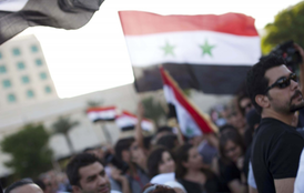 Mladí Syřané demonstrují za ukončení krveprolití.