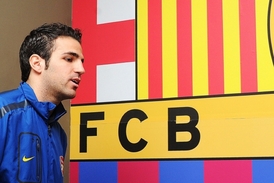 Odchod kapitána Arsenalu Cesca Fàbregase do Barcelony je stále otevřený.