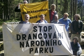 Aktivisty přijel na Šumavu Vacek podpořit 19. července.