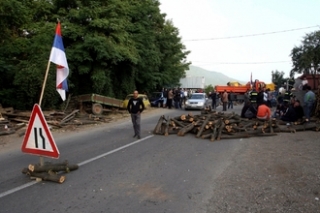 Srbové stavějí barikády u Leposaviće.