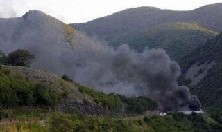 Hraniční přechod Jarinje zapálili rozzlobení kosovští Srbové.