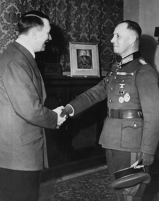 Erwina Rommela Hitler sice vyznamenal, ale ten byl nakonec v roce 1944 donucen spáchat sebevraždu kvůli podezření, že byl zasvěcen do spiknutí.