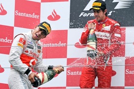 Lewis Hamilton (vlevo) a Fernando Alonso si budou chtít řádění na sťupních vítězů zopakovat.