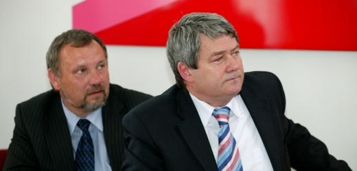 Předseda KSČM Vojtěch Filip (vpravo) požaduje stanovení maximální výše úroků z půjček.