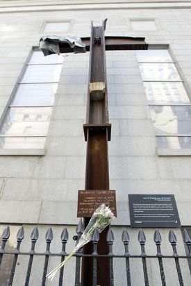 Kříž byl vytvořen ze železných nosníků z trosek "dvojčat".