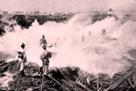 Požár vídeňského nákladního nádraží. Požářiště doutnalo ještě v sobotu 29. července 1911.