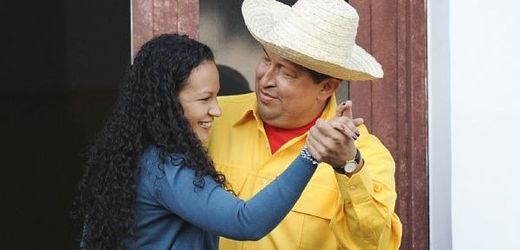 Chávez tančí se svou dcerou. Fénix z popela...
