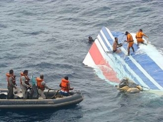 Ocasní křídlo vyzvedávané z moře několik dní po havárii letounu.
