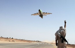 Povstalci na západě vítají další letadlo z Benghází přivážející zbraně, munici a proviant.  