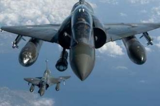 Francouzské letouny bombardující Libyi.