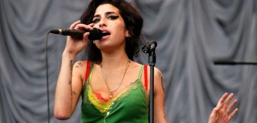 Zpěvačka Amy Winehouseová byla známá svým bujarým životem. Podle rodičů však zemřela z opačného důvodu.