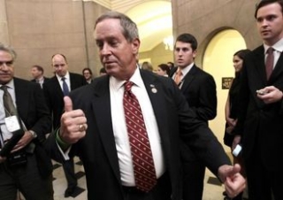Republikáni v Kongresu drží sirky u zápalné šňůry dynamitu.