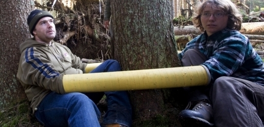 Aktivisté používají řetězy a trubky k přivazování ke stromům.
