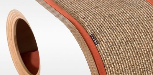 Hlavními použitými materiály je dřevo a sisalový koberec.