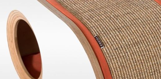 Hlavními použitými materiály je dřevo a sisalový koberec. Hlavními použitými materiály je dřevo a sisalový koberec.