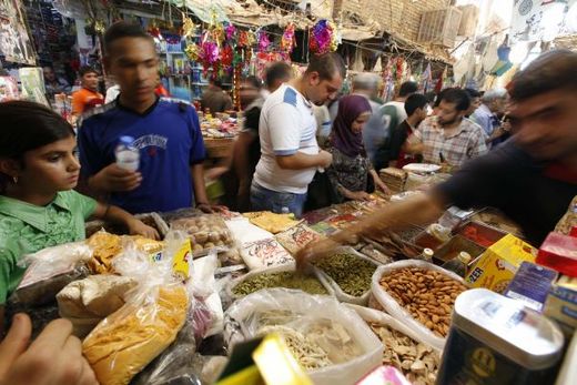 Na trhu v Bagdádu se kupují laskominy všeho druhu.