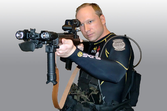 Blonďatý masový vrah Breivik.
