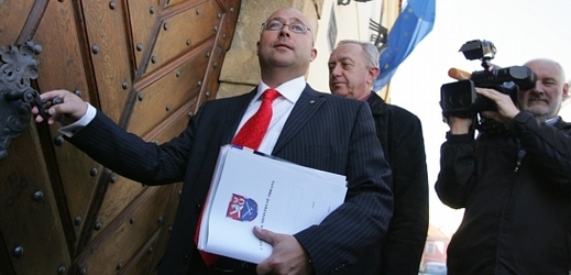 Bývalý ministr obrany Martin Barták (v popředí).