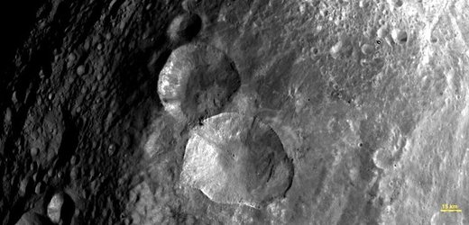 Neobvykle seřazená trojice kráterů dostala jméno Sněhulák.