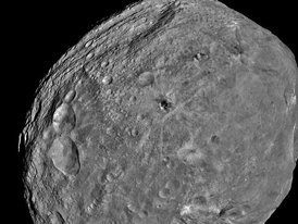 Snímky odhalily, že severní část Vesty je pokryta krátery mnohem více než jižní.
