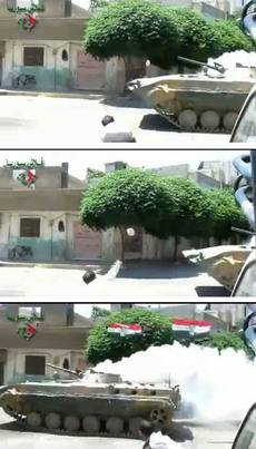 Tanky v centru města Hamá (snížená technická kvalita snímku).