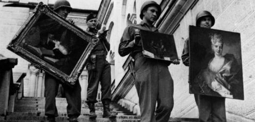 Američtí vojáci s obrazy ukradenými nacisty, zámek Neuschwanstein.