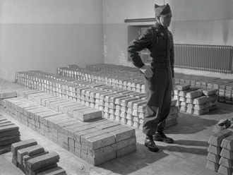 Nacistické zlato hlídají spojenečtí vojáci.