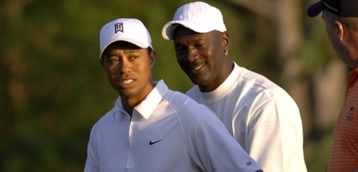 Tiger Woods (vlevo) debatuje s Michaelem Jordanem (archivní foto).