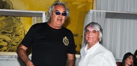 Do obří úplatkářské aféry ve formuli 1 je s Berniem Ecclestonem (vpravo) údajně zapleten také bývalý šéf stáje Renault Flavio Briatore (vlevo).