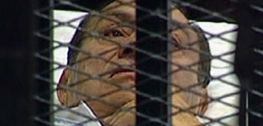 K soudu dopravili Mubaraka vrtulníkem a sanitkou.