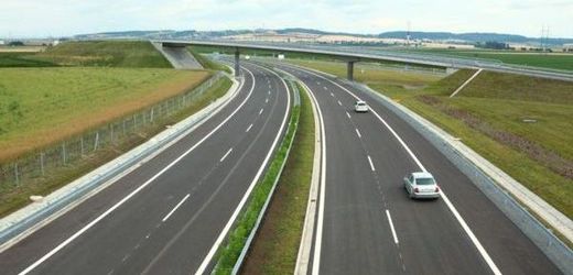 Polsko-české konsorcium firem Dolnoślaskie Surowce Skalne (DSS) a Bögl a Krýsl získalo kontrakt za 4,6 miliardy na dostavbu polských dálnic.