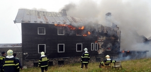 Petrova bouda skončila v plamenech v pondělí 1. srpna.
