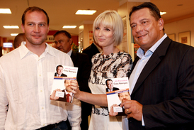 Jiří Paroubek s manželkou Petrou, Jiřím Šlégrem a svou novou knihou.