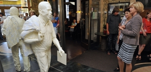 Návštěvníci kavárny si prohlížejí sochu bývalého prezidenta.