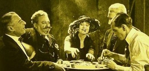 Záběr z Hitchcockova filmu Bílý stín z rkou 1923. Uprostřed herečka Betty Compsonová.