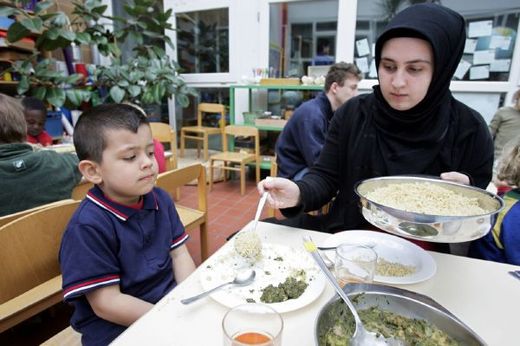 Muslimové v Německu problémy s plozením dětí nemají. Na jednu ženu jich připadá zhruba 2,2.