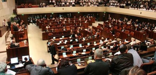 Arabští poslanci v Knessetu mohou mluvit arabsky. Někteří jim to chtějí zakázat.