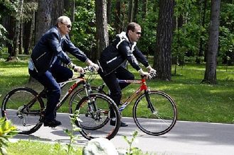 Medveděvovi a Putinovi to společně dobře šlape.