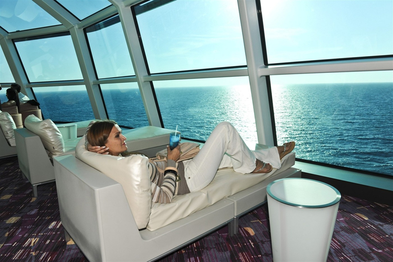 Z prosklené paluby lodi si moderátorka užívala překrásného výhledu na moře. 