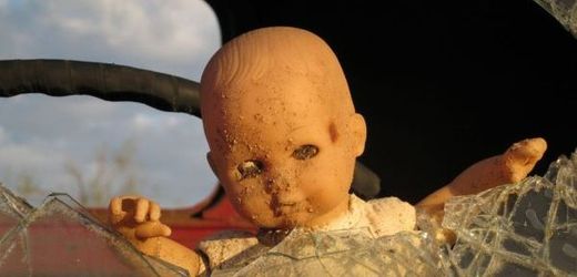 Za oknem auta nebylo trpící zapomenuté dítě, ale jen hračka (ilustrační foto).