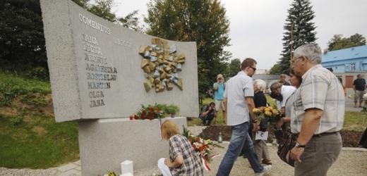 Ve Studénce odhalili památník obětem železničního neštěstí z roku 2008.