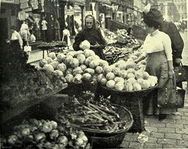 Pozor na spadlé ovoce! Pražský trh v létě roku 1911.