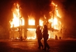 V plamenech se ocitlo i několik budov (Foto: ČTK/AP).