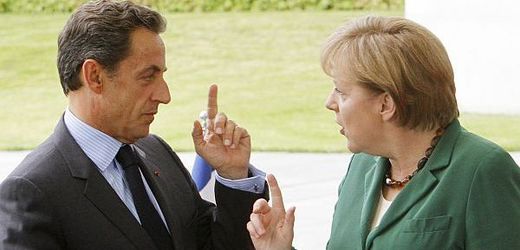 Německá kancléřka Angela Merkelová v rozhovoru s francouzským prezidentem Nicolasem Sarkozym.