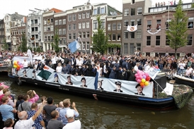 Při amsterdamském pochodu měli vlastní loď sponzorovanou ministerstvem obrany dokonce i příslušníci armády.
