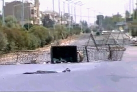 Ve městě Hamá, baště opozice, lemují cesty barikády z ostnatého drátu.